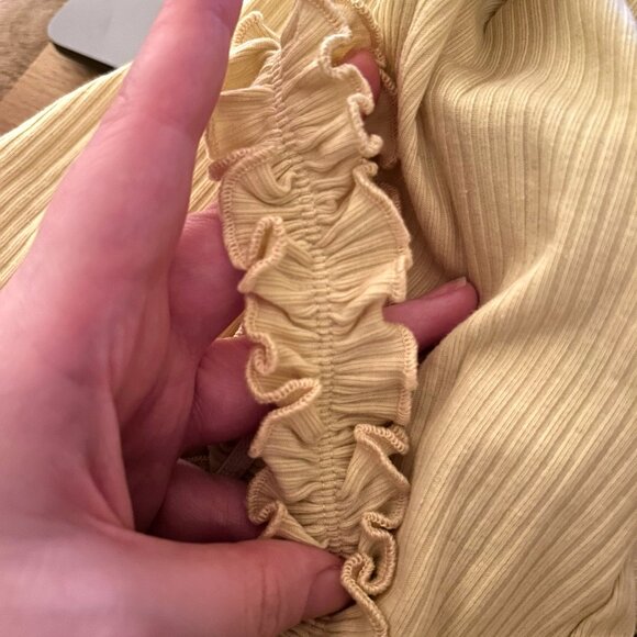 EUC Double Zero Women's Ribbed Ruffle Strap Pale Yellow Bodysuit L - Picture 9 of 12